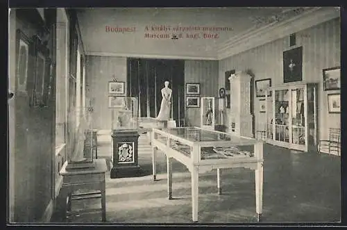 AK Budapest, Museum in der königlichen Burg, Ausstellungsraum