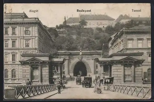 AK Budapest, Tunnel mit Kutschen und Passanten