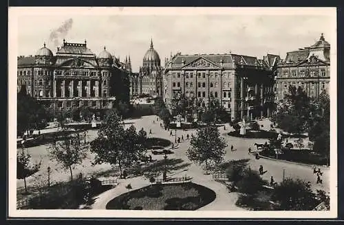 AK Budapest, Freiheits-Platz mit Anlagen und Passanten