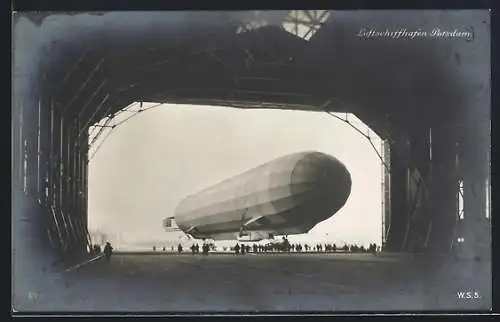 Foto-AK Sanke Nr. : Potsdam, Zeppelin im Luftschiffhafen