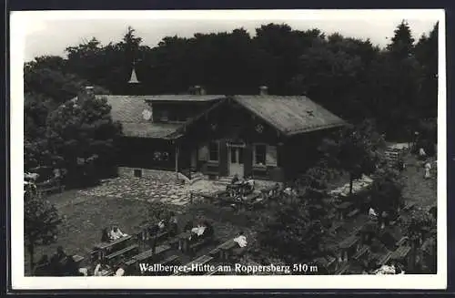AK Wallberger-Hütte, Besucher vor dem Unterkunftshaus am Roppersberg