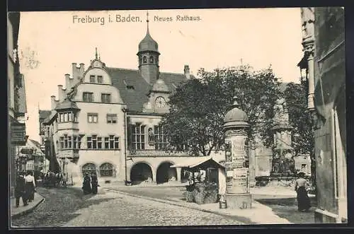 AK Freiburg / Breisgau, Litfasssäule am Neuen Rathaus