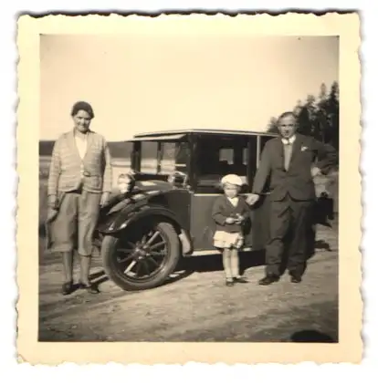 Fotografie Auto Hanomag Kommissbrot, Familie nebst PKW 1934