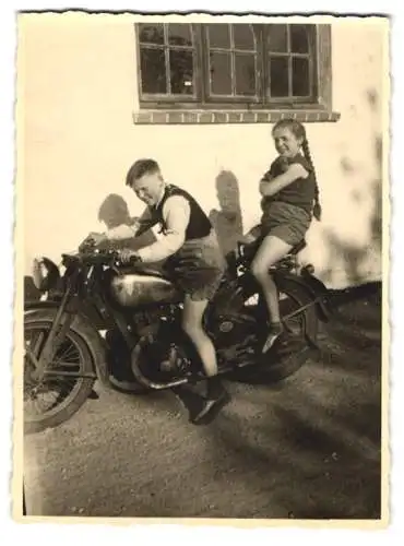 Fotografie Motorrad DKW, knabe und Mädchen mit Zöpfen & Hundewelpen auf Krad sitzend