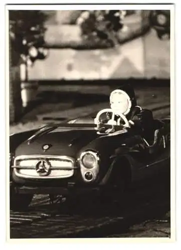 Fotografie Rummel-Kirmes, Kind im Mercedes Benz Coupe Auto-Fahrgeschäft