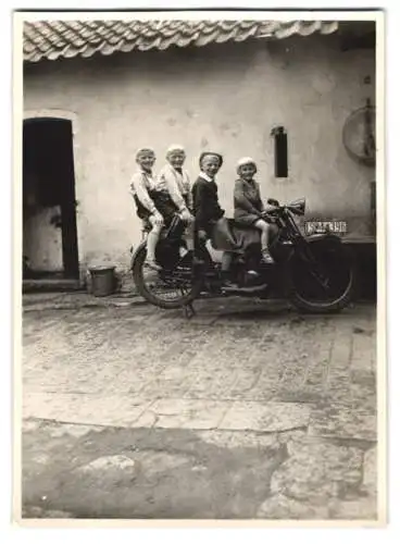 Fotografie Motorrad, Kinder wie Orgelpfeifen auf Krad sitzend, Kennzeichen IS-44396