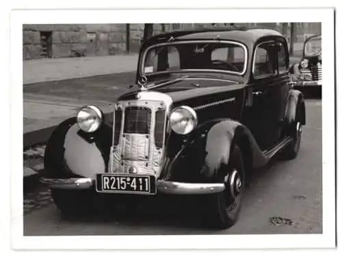 Fotografie Auto Mercedes Benz, schwarze Limousine mit Kennzeichen R215-411