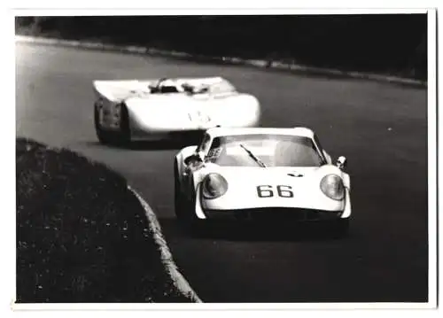 Fotografie Auto Chevron B8, Motorsport 1000km Rennen Nürburgring 1970, Rennwagen Startnummer 66 & Porsche Startnummer 15