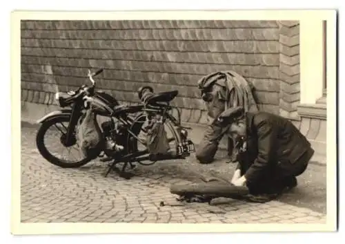 Fotografie Motorrad DKW, Fahrer behebt Reifenschaden am Krad, Kennzeichen BH31-310