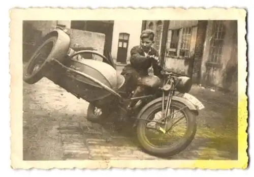 Fotografie Motorrad mit Seitenwagen, Bursche macht Künstückchen mit Krad, Kennzeichen: IIIM-11892