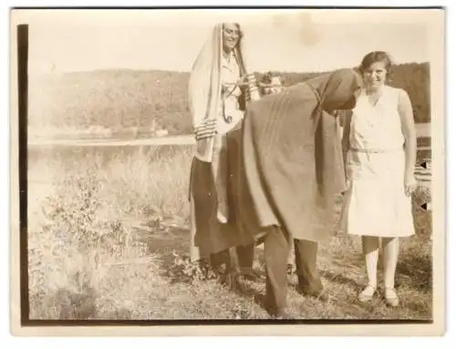 3 Fotografien unbekannter Fotograf und Ort, drei junge Damen und Herren albern am Fluss herum, Verkleidung, Huckepack