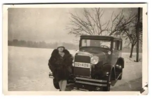 Fotografie Frau posiert im Wintermantel am Essex Auto, Kennzeichen IIU-4091