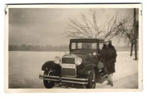 Fotografie Essex Auto mit Kennzeichen IIU-4091, junge Frau im Pelzmantel