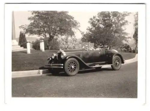 Fotografie junge Frau Hedi steuert ihr Buick Auto mit geöffnetem Verdeck