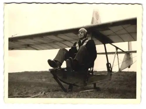 Fotografie Pilot in seinem UHU Segelflugzeug vor dem Stadt