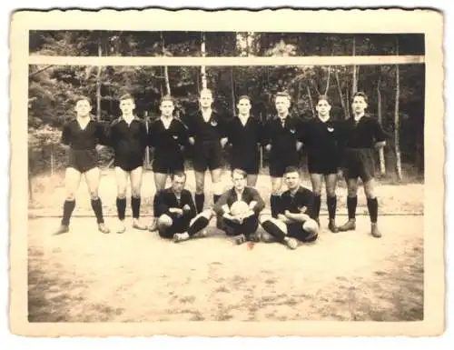 Fotografie junger Fussballer des Team Ramminger in Trikots mit Fussball