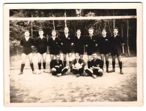 Fotografie Fussball Manschaft Ramminger in Trikot mit Fussball