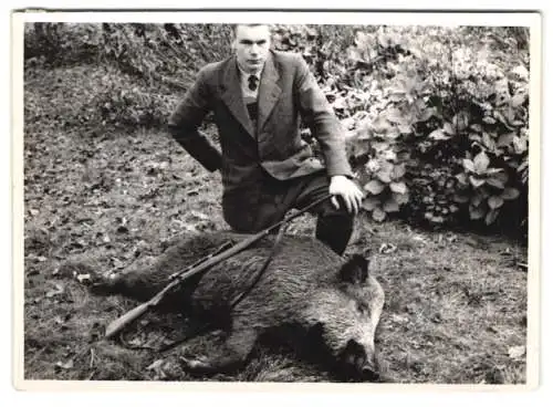 Fotografie Jäger nebst Flinte mit Zielfernrohr und erlegtem Wildschein