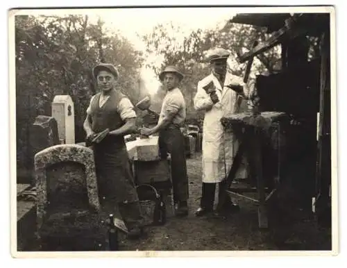 Fotografie Steinmetz Meister mit seinen Lehrlingen bei der Arbeit