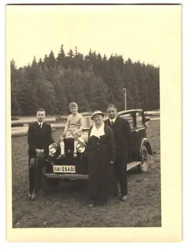 Fotografie Familie posiert neben ihrme Opel Auto, Kennzeichen IIA-26401