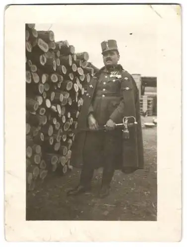 Fotografie K.u.K. Offizier in Uniform mit Ordenspange und Säbel