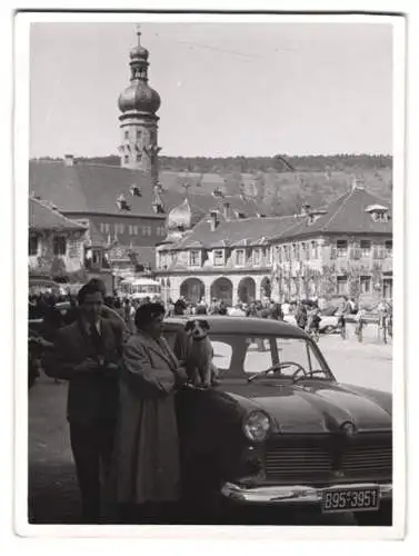 Fotografie Otto Mehling, Würzburg, Ansicht Weikersheim, Paar mit ihrem Ford Taunus Weltkugel samt Terrier Hund