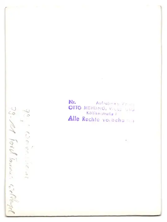 Fotografie Otto Mehling, Würzburg, Ansicht Weikersheim, Paar mit ihrem Ford Taunus Weltkugel samt Terrier Hund 1