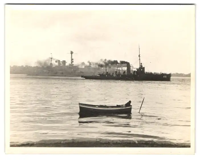 Fotografie deutsches Minensuchboot liegt vor Anker, Fischer beim einholen der Netze im Ruderboot 0