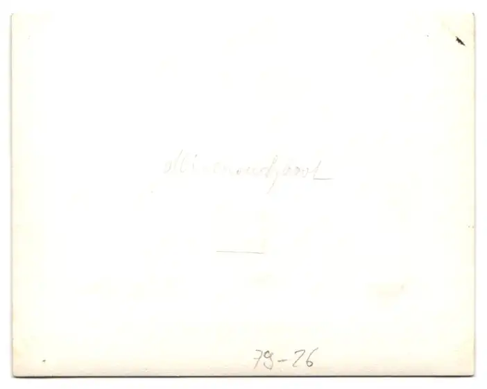 Fotografie deutsches Minensuchboot liegt vor Anker, Fischer beim einholen der Netze im Ruderboot 1