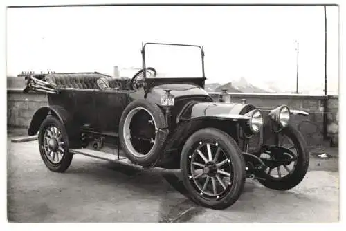 Fotografie Peugeot Auto mit Holzspeichen und Anlasskurbel