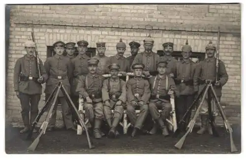 Fotografie deutsche Soldaten und Uffz. in Feldgrau Uniform Rgt. 17, Pickelhaube Tarnbezug