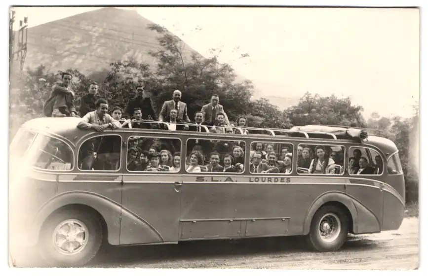 Fotografie Ausflugsbus der S.L.A. Lourdes, 1948 0