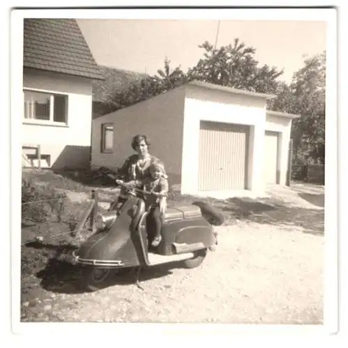 Fotografie Mutter mit ihrem Sohn auf einem Heinkel Touris Motorroller