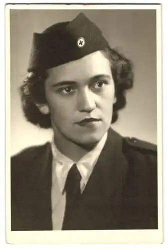 Fotografie junge Rot Kreuz Krankenschwester in Uniform