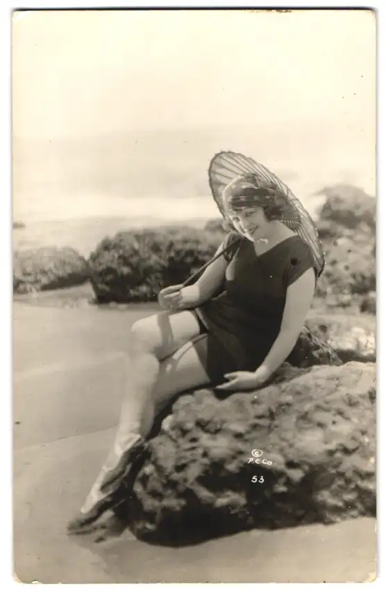 Fotografie junge Frau in Bademode mit Sonnenschirm 0