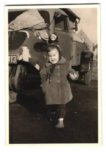 Fotografie kleines Kind vor Auto Tempo Hanseat