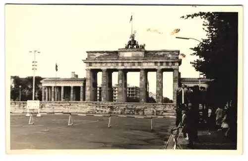 Fotografie R. Wokrouhlecky, Berlin, Ansicht Berlin-Ost, Blick von West-Berlin zum Brandenburger Tor nach Osten, Mauer