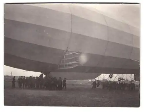 Fotografie Soldaten der Luftschiffer mit einem Zeppelin, 1909