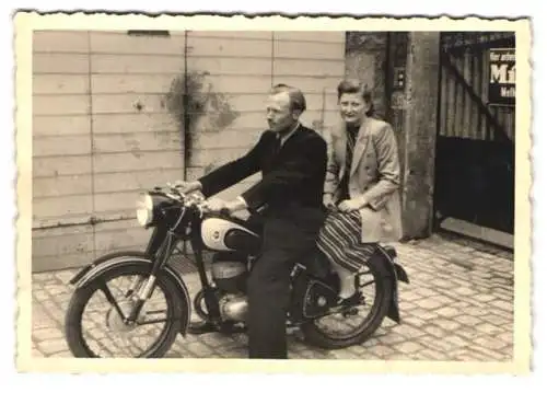 Fotografie Mann und Frau auf einem Motorrad Bastert-Werke