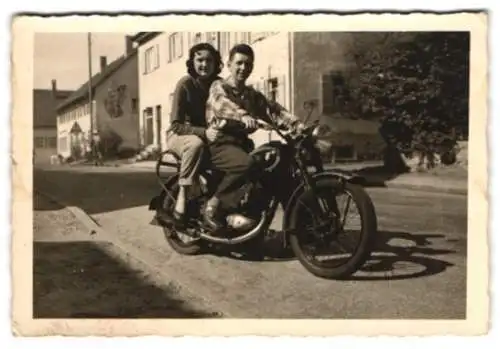 Fotografie junger Mann Manfred auf seinem 1. Motorrad DKW mit seiner Freundin