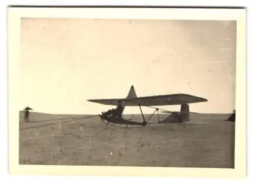 Fotografie Segelflugzeug mit  am Heck beim Starten