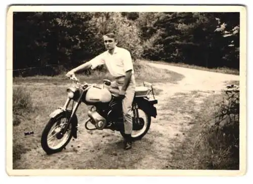 Fotografie junger Mann auf seinem Zündapp Motorrad