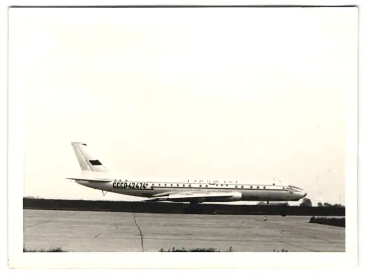 Fotografie Flugzeug Tupolev TU-104B auf einem Flughafen, Kennung CCCP-42474 0