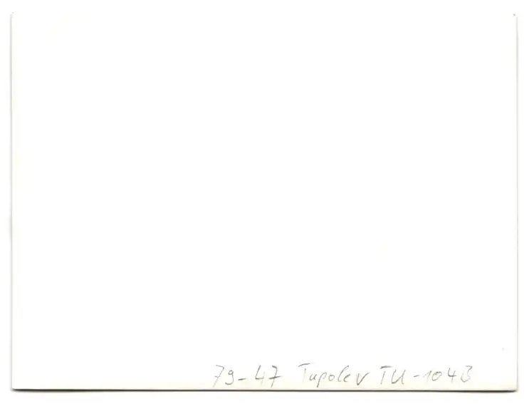 Fotografie Flugzeug Tupolev TU-104B auf einem Flughafen, Kennung CCCP-42474 1