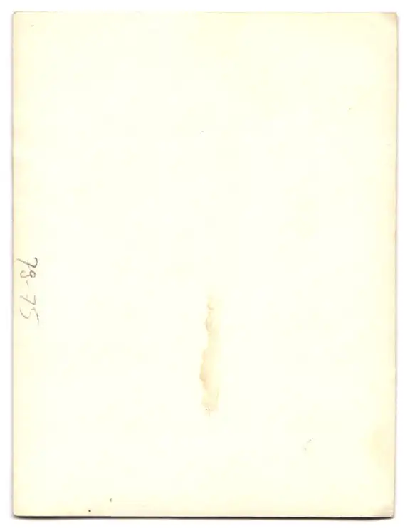 Fotografie dreu junge Herren zwischen Kisten der Firma Tommasini, Schnappschuss, Sprung in der Linse beim Foto 1