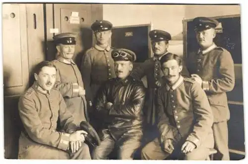 Fotografie Soldaten der Luftschiffer in Uniform Rgt. 2 nebst Kradmelder in Ledermantel