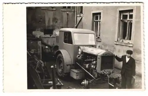 Fotografie W. Bräuer, Ehrenfriedersdorf, HANOMAG LKW mit offner Motorhaube in einem Hinterhof