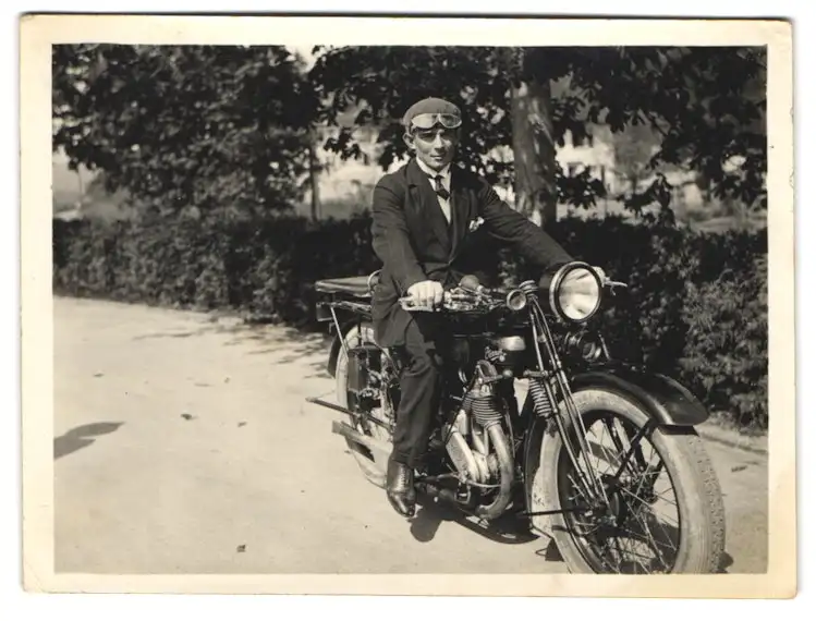 Fotografie junger Mann auf seinem Terrot Motorrad 0
