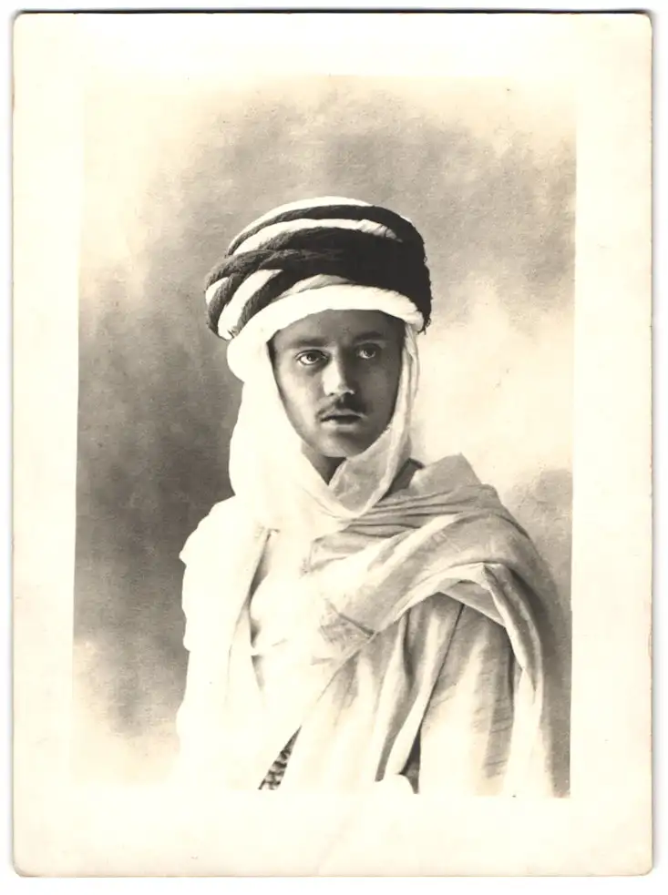 Fotografie unbekannter Fotograf und Ort, junger Araber in Tracht mit Turban 0