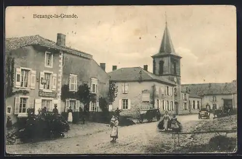 AK Bezange-la-Grande, Strassenpartie mit Kirche und Café-Restaurant